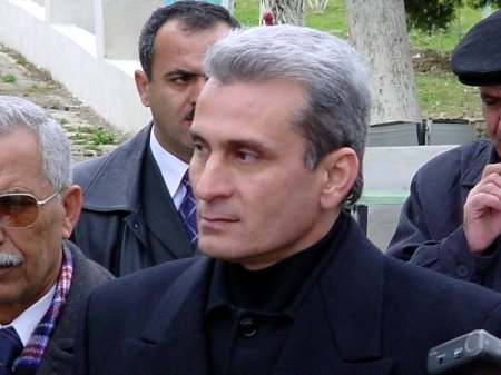 Elmar Vəliyev Gəncəni Surət Hüseynova peşkəş edib