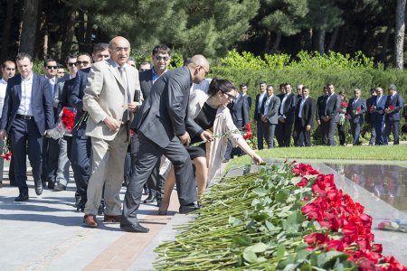  Nikoil Bankın kollektivi Ümümmilli lider Heydər Əliyevin məzarını ziyarət etdi