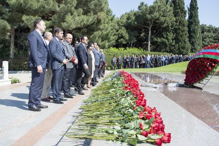  Nikoil Bankın kollektivi Ümümmilli lider Heydər Əliyevin məzarını ziyarət etdi