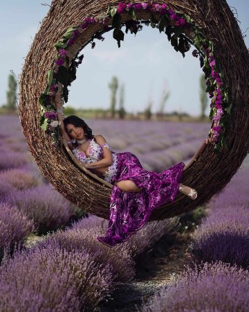 Lavanda tarlasını "studiya"ya çevirdi