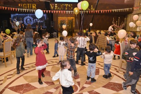 Qaradağ rayonunda şəhid, qazi və aztəminatlı ailələrin övladları üçün Yeni il şənliyi təşkil olunub