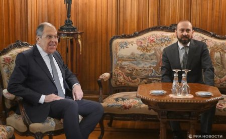 Lavrov Mirzoyanla görüşdə özünü “yandırdı” 