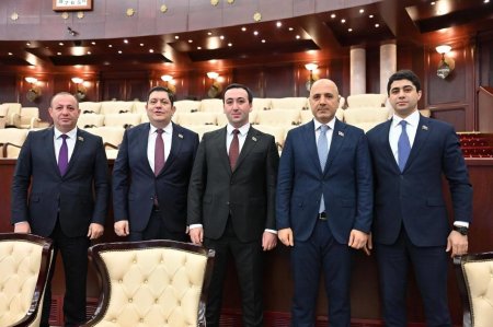 Gənc deputatlar Milli Məclisi PODİUMLA qarışdırıb POZ VERİRLƏR... Gənc deputatlar Milli Məclisi PODİUMLA qarışdırıb POZ VERİRLƏR...