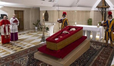 Papanın tabutu Azərbaycan xalçası üzərindədir Papanın tabutu Azərbaycan xalçası üzərindədir