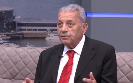 "Oğlanlar var ki, boyu 2 metrdir, Dərnəgüldə körpünün altında dayanır..." "Oğlanlar var ki, boyu 2 metrdir, Dərnəgüldə körpünün altında dayanır..."